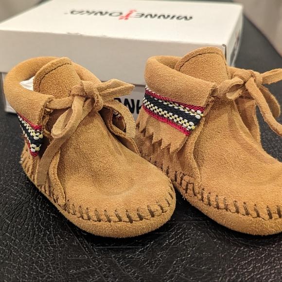 Minnetonka Moccasins 1101 - Infants Braid on Cuff Bootie - Tan Suede Size 1 - Picture 4 of 4
